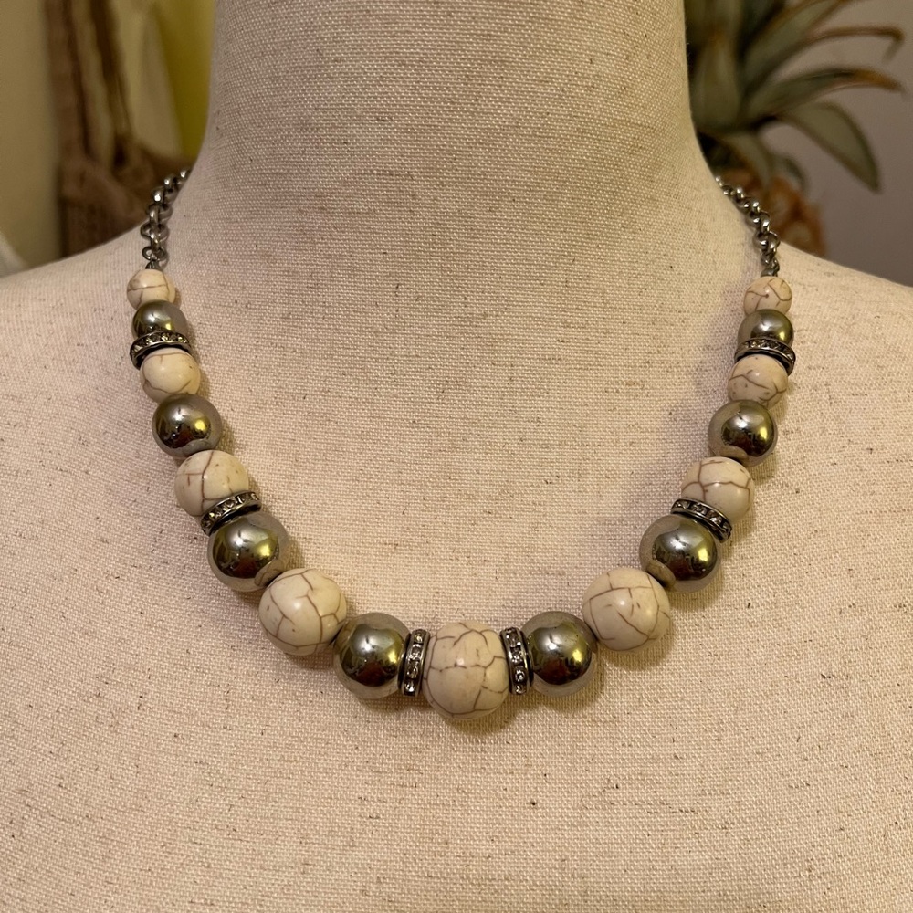 Cream Howlite Stone and Silver Beaded Necklace EUC